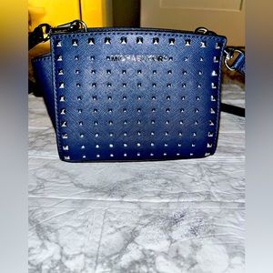 Michael Kors SELMA STUDDED MEDIUM MESSENGER Navy